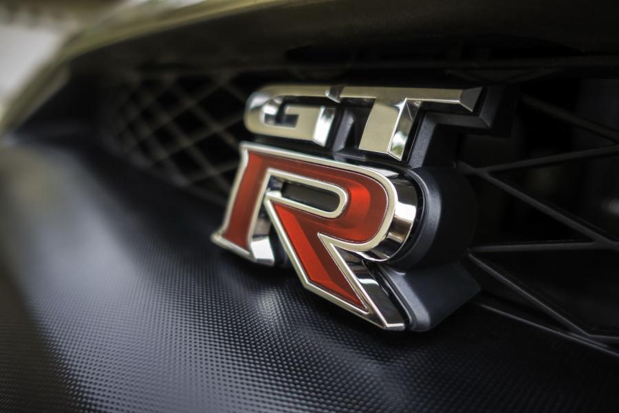  Nissan GT-R 45th Anniversary Gold Edition 2015 года  (фото 16 из 22)